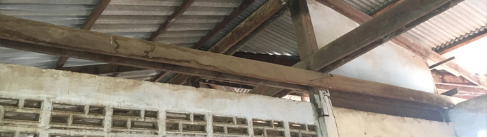 老朽化が進んでいる屋根組の柱